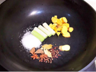 8、卤鸭头,加入精盐