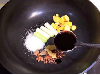 9、卤鸭头,加入生抽