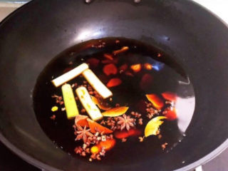 11、卤鸭头,加入适量温水