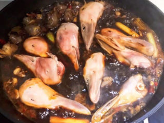 13、卤鸭头,加入焯好的鸭头，大火烧开后转中小火慢煮25分钟，关火自然凉透即可