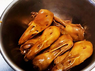 14、卤鸭头,卤鸭头出锅了，好香啊～