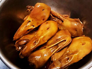 15、卤鸭头,自制卤鸭头无任何添加，可以下酒，也可以当作追剧小零食，真滴非常美味～