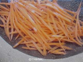 4、手撕杏鲍菇,把胡萝卜丝放入热水里篡烫10s左右捞出