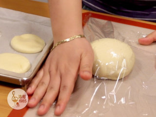 10、金枪鱼披萨，味道鲜美，馅料十足,再用手压一压小披萨，从中间往外推，让它的边比中心高一点