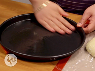 14、金枪鱼披萨，味道鲜美，馅料十足,用手把橄榄油均匀涂满整个盘底