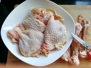 3、照烧鸡腿,将鸡腿去骨，我用的剪刀去骨，很轻松。