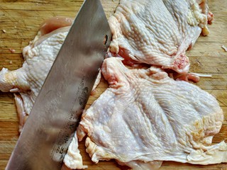 4、照烧鸡腿,用刀背将鸡肉敲松，并用牙签扎小孔便于入味。