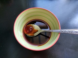 9、照烧鸡腿,煎鸡肉的时候，调照烧汁：一勺蜂蜜，一勺蚝油，两勺料酒，，一勺味极鲜，一勺清水，搅拌均匀。