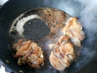 10、照烧鸡腿,鸡肉两面煎黄，倒入照烧汁，盖上锅盖，小火焖一会。