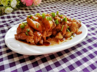 13、照烧鸡腿,铺上桌布，可以美美的享用了，鸡肉鲜嫩，酱汁香浓，让人馋涎欲滴，回味无穷啊！