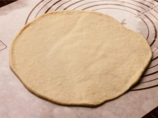 6、培根玉米粒披萨,取出其中一个，擀成圆形。