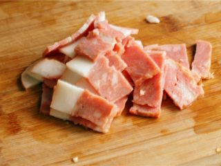 8、培根玉米粒披萨,培根切片。