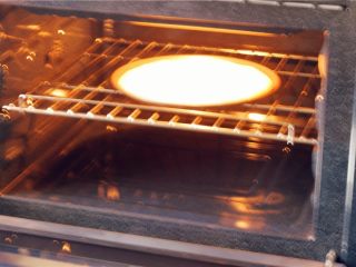 9、培根玉米粒披萨,放到烤箱中，上下火200度烤3分钟。