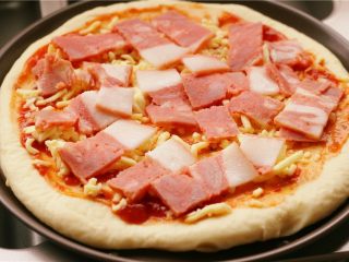 12、培根玉米粒披萨,摆上培根。