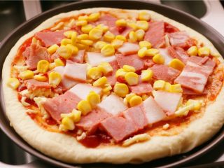 13、培根玉米粒披萨,撒上熟的玉米粒。
