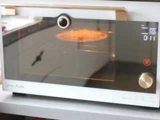 15、培根玉米粒披萨,放到预热好的烤箱中层，上下火200度烤12分钟即可。