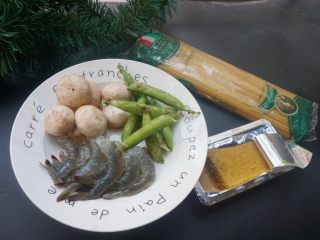 1、咖喱海鲜意面,准备好所有食材