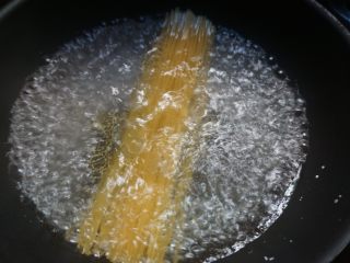 2、咖喱海鲜意面,锅中加水煮滚后加入盐和油放入意大利面煮5分钟