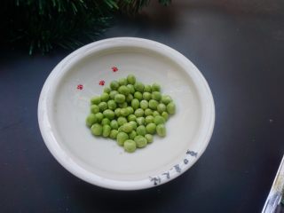 4、咖喱海鲜意面,青豆剥壳取豆仁洗干净备用
