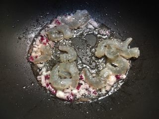 8、咖喱海鲜意面,倒入虾仁翻炒