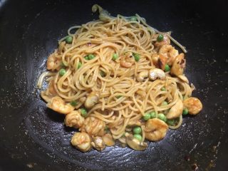 13、咖喱海鲜意面,搅拌到汤汁浓稠收干即可哦。