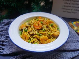 14、咖喱海鲜意面,装盘后开吃啦。浓浓的咖喱海鲜意面超好吃哦????