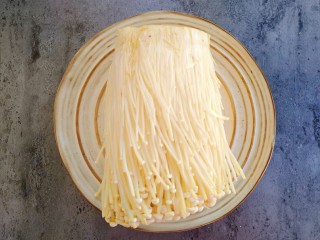 1、锡纸蒜蓉烤金针菇,准备金针菇一斤