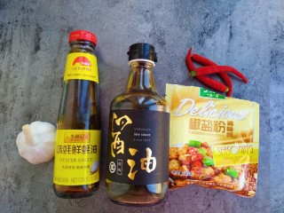 3、锡纸蒜蓉烤金针菇,准备好金针菇调料:生抽、耗油、大蒜、椒盐粉、小米椒