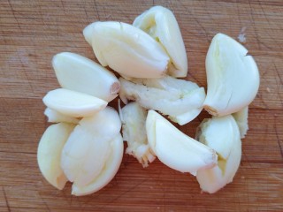 4、锡纸蒜蓉烤金针菇,大蒜拍一下去皮