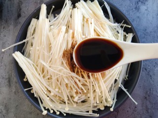 7、锡纸蒜蓉烤金针菇,一勺生抽