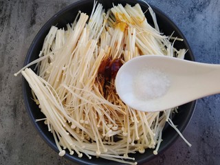 9、锡纸蒜蓉烤金针菇,适量盐