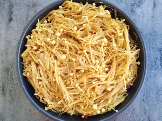 11、锡纸蒜蓉烤金针菇,再加一勺辣椒油，把金针菇拌匀腌制10分钟