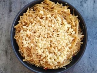 12、锡纸蒜蓉烤金针菇,铺上蒜末