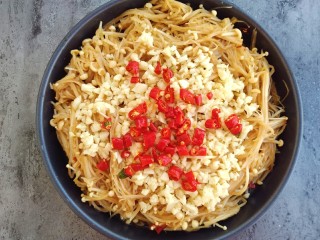 13、锡纸蒜蓉烤金针菇,撒上小米椒