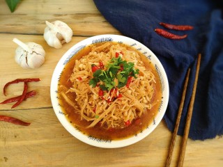 16、锡纸蒜蓉烤金针菇,烤好拌匀撒一些香菜就行