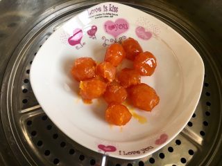 1、金沙奶黄馅的巧克力月饼,先做金沙奶黄馅，咸蛋黄用微波炉叮熟或者用蒸锅蒸熟都可以。