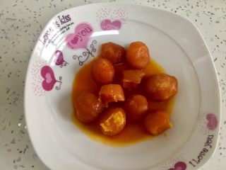 2、金沙奶黄馅的巧克力月饼,熟了以后会有好多油，晾凉。