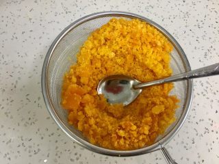 4、金沙奶黄馅的巧克力月饼,过筛，用勺子协助一下比较好弄，不然想死的心都有。