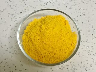 5、金沙奶黄馅的巧克力月饼,过筛完成是很漂亮的，就是过程太艰辛，不过弄到这一步，馅就算是成功了一大半了。