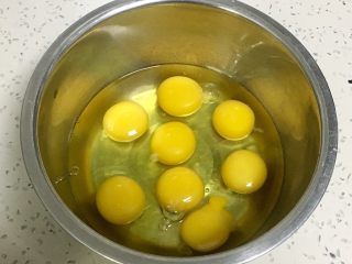 6、金沙奶黄馅的巧克力月饼,全蛋加蛋黄都打入盆里。
