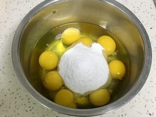 7、金沙奶黄馅的巧克力月饼,倒入糖粉。