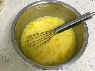 8、金沙奶黄馅的巧克力月饼,搅打均匀。