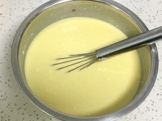 12、金沙奶黄馅的巧克力月饼,搅拌均匀。