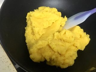 15、金沙奶黄馅的巧克力月饼,小火不停的翻炒，炒干成团，出锅晾凉备用。