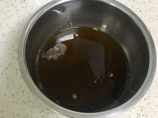 16、金沙奶黄馅的巧克力月饼,下面开始做巧克力面糊，巧克力酱，转化糖浆，玉米油倒入盆里。