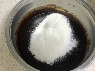 19、金沙奶黄馅的巧克力月饼,筛入低筋面粉。