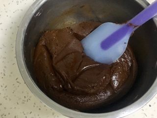 20、金沙奶黄馅的巧克力月饼,搅拌均匀，保鲜膜盖好备用。