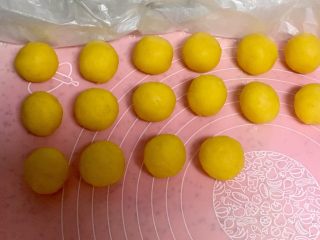 21、金沙奶黄馅的巧克力月饼,把蛋黄馅分成30克一个，揉圆备用。