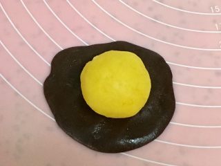 22、金沙奶黄馅的巧克力月饼,称重20克一个的巧克力面团，压扁，包一个馅料。