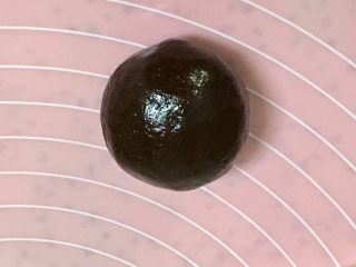 23、金沙奶黄馅的巧克力月饼,用虎口处完全包好。